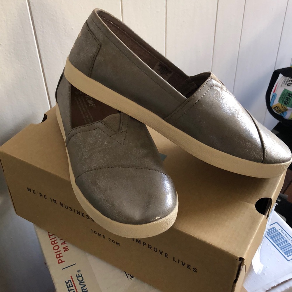 TOMS Avalon Sneaker Metallic Faux Leather Womens 8.5